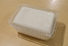 もめん豆腐1丁￥250。まず驚くのがこの大きさ。ずっしりと密度か濃く食べごたえもあり。