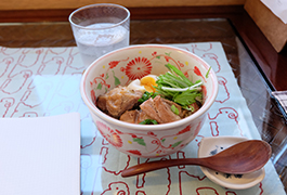 台湾料理の1つ三杯鶏（サンペイジー）に地元野菜をトッピング