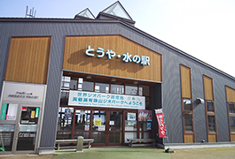 広い建物の中には、洞爺の作物や物産が並んでいます。実はすぐ裏手が洞爺湖です。