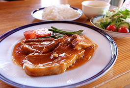 この店1番人気。丸2日間に煮込まれた隣町伊達産「黄金豚」にお肉も笑顔もほどけます。