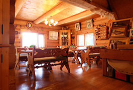 このログハウスだけではなく、家具や彫刻たちも手造りというので驚きです。手作りならではのぬくもりを肌で感じてください。。。