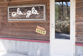 ゆっくりと時間が流れるような土地に溶け込んでいる小屋