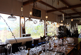 店内には沢山の作品が並べられいます。事前申し込みで一部体験なども可。