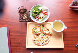 洞爺の火山灰を練りこんだ窯で焼き上げるジオピザ。食材も地物洞爺近郊の野菜や小麦を使用