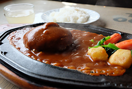デミグラスソースが熱い鉄板でじゅうじゅう。ステーキハンバーグ￥1550
