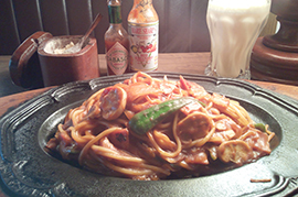 昔ながらのナポリタン。思い出に浸りながら食べる方も多いはず。