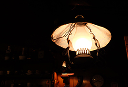 創業から69年。当時の天井や家具を残している店内は装飾品ひとつとっても味わい深い。