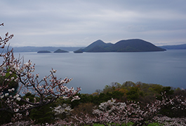 冬季以外は朝夕問わず行くことができるので、その時間々で様々な洞爺の一望できます。